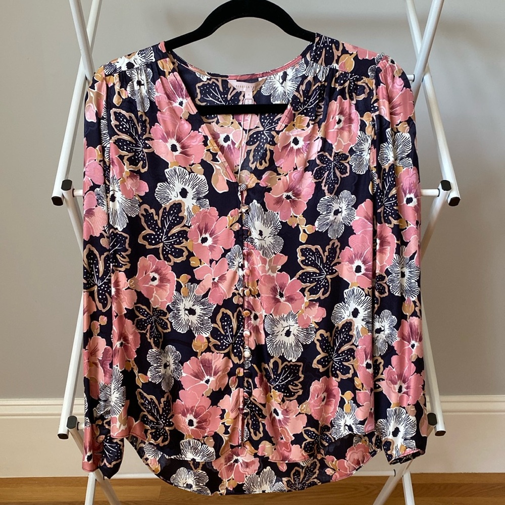 A floral, feminine blouse made of a blend of silk (52%) and viscose (48%).